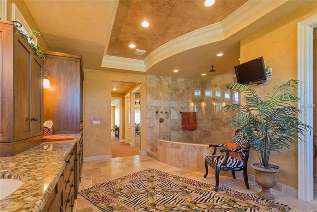 Large Mediterranean Oasis - Water Views & Pool Clearwater Beach Eksteriør billede